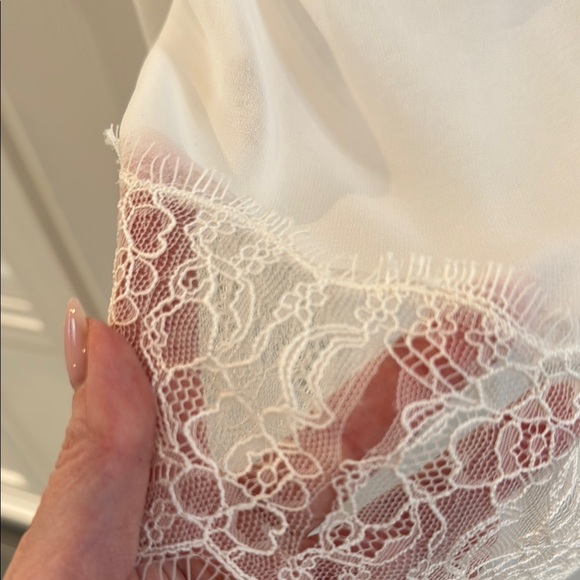 Vici—Sugarlips White V-Neck Relaxed Blouse - Picture 7 of 7